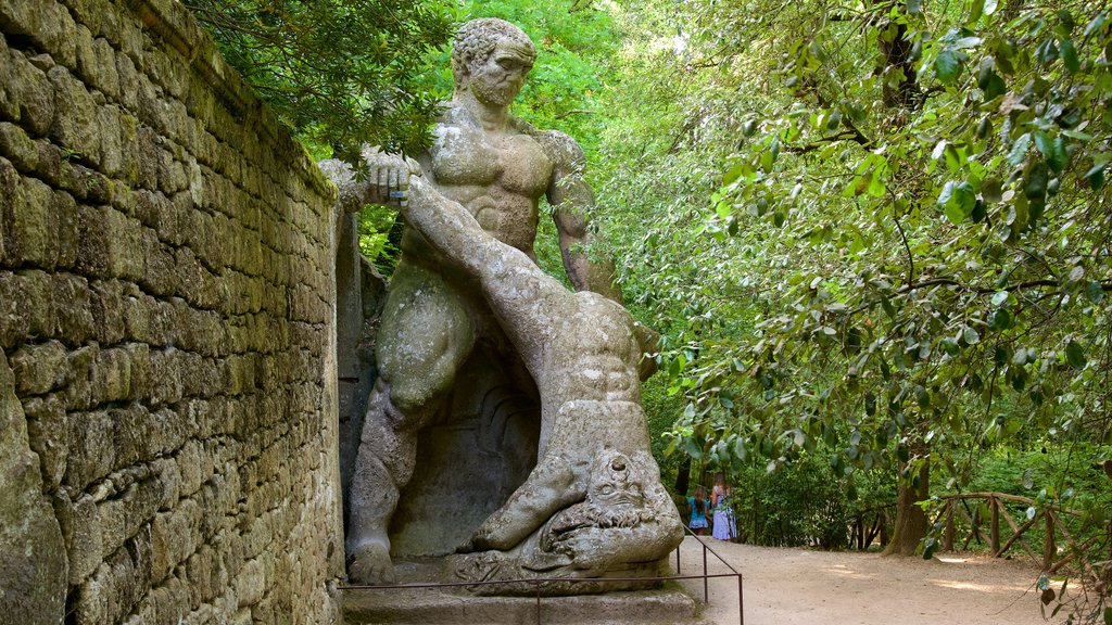 Parco dei Mostri ofreciendo un parque y una estatua o escultura