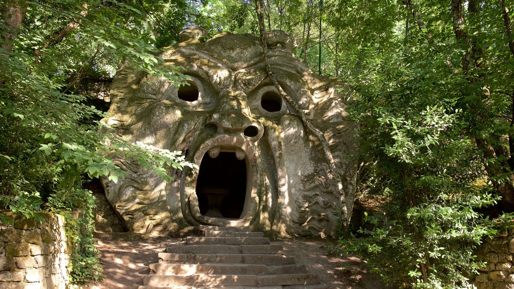 Parco dei Mostri mostrando un parque y una estatua o escultura