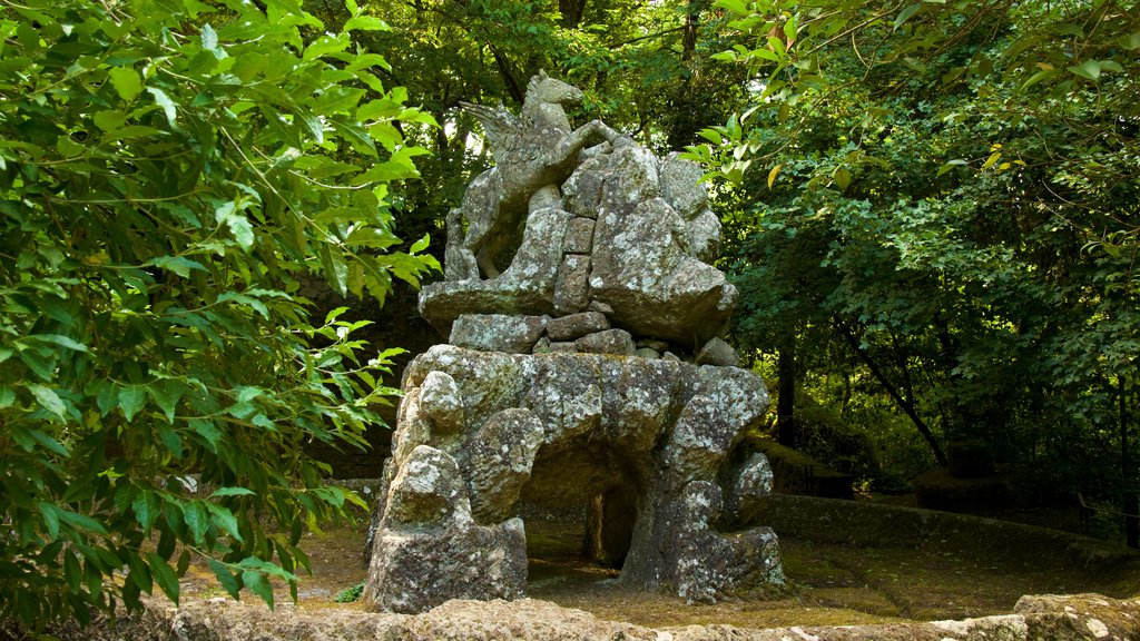 Parco dei Mostri mostrando um jardim e uma estátua ou escultura