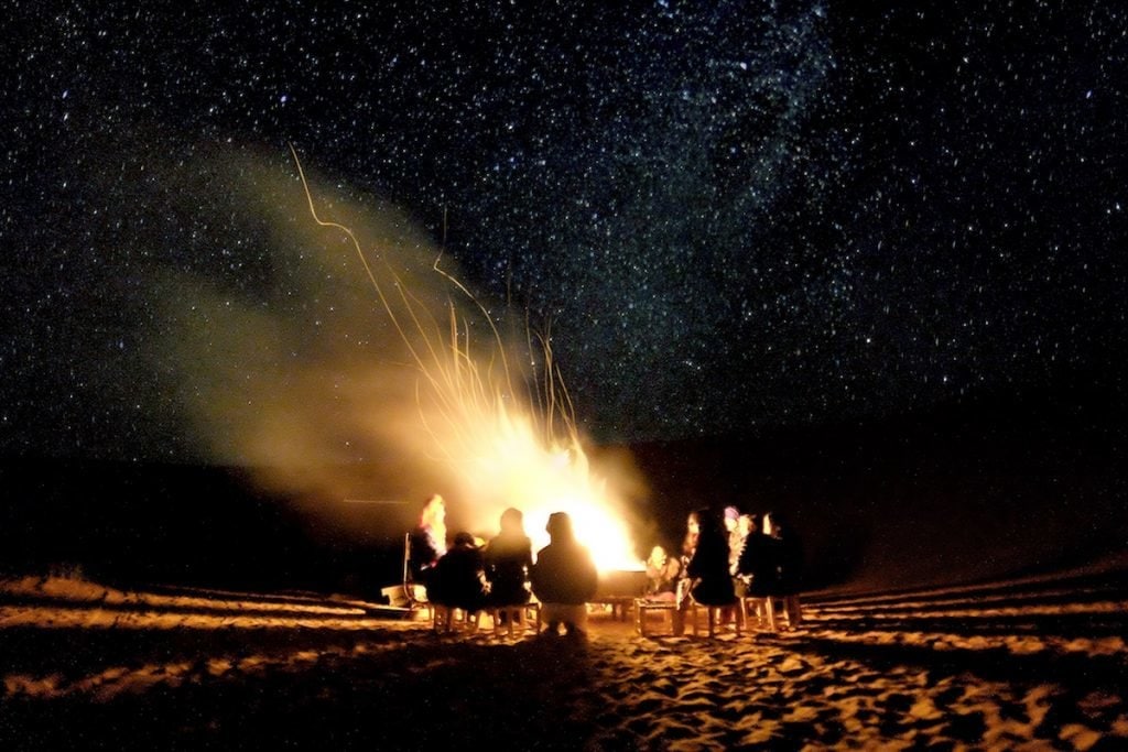 Lagerfeuer im Wüstencamp