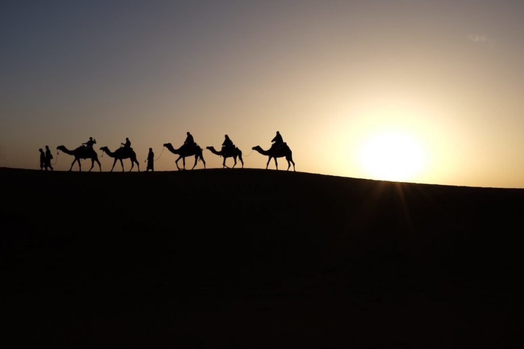 Wüstenkarawane bei Sonnenuntergang