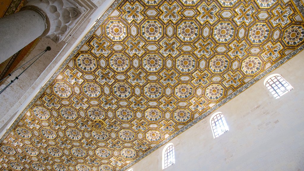 Catedral de Otranto mostrando una iglesia o catedral, vistas interiores y elementos religiosos