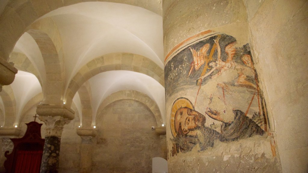 Catedral de Otranto que incluye vista interna, aspectos religiosos y una iglesia o catedral