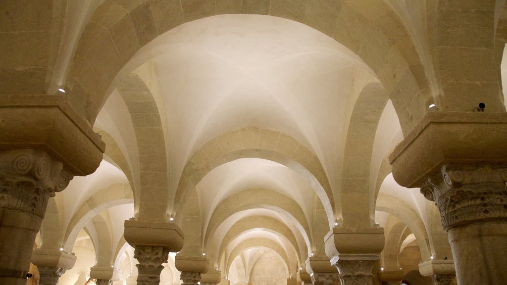 Catedral de Otranto ofreciendo vista interna, elementos religiosos y una iglesia o catedral