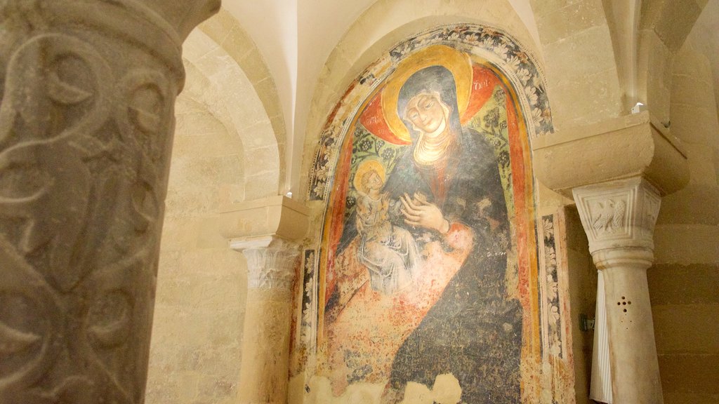 Catedral de Otranto mostrando arquitetura de patrimônio, uma igreja ou catedral e arte