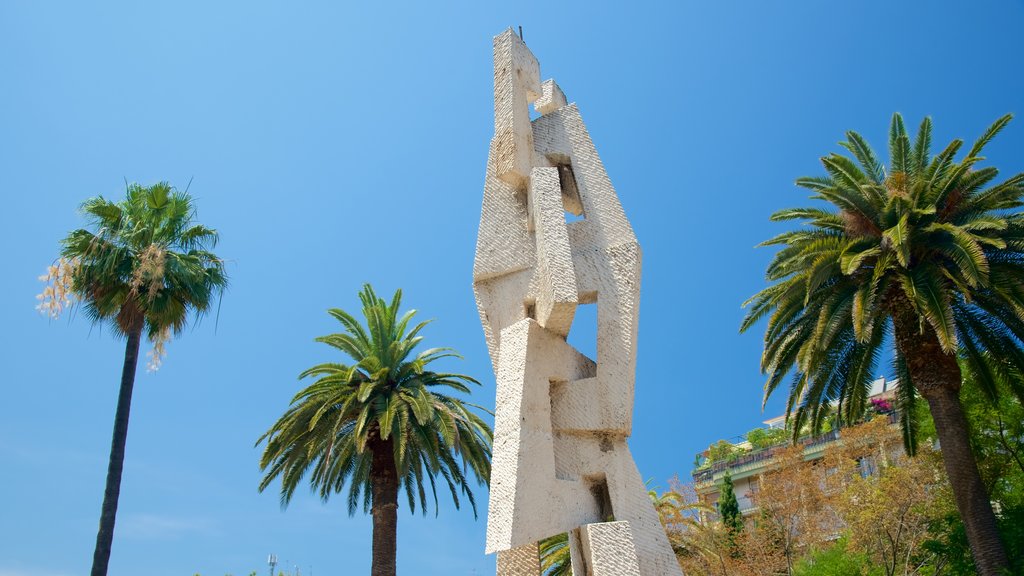 Piazza Giuseppe Garibaldi ofreciendo arte al aire libre