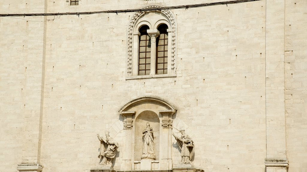 Catedral de Bari mostrando arquitetura de patrimônio