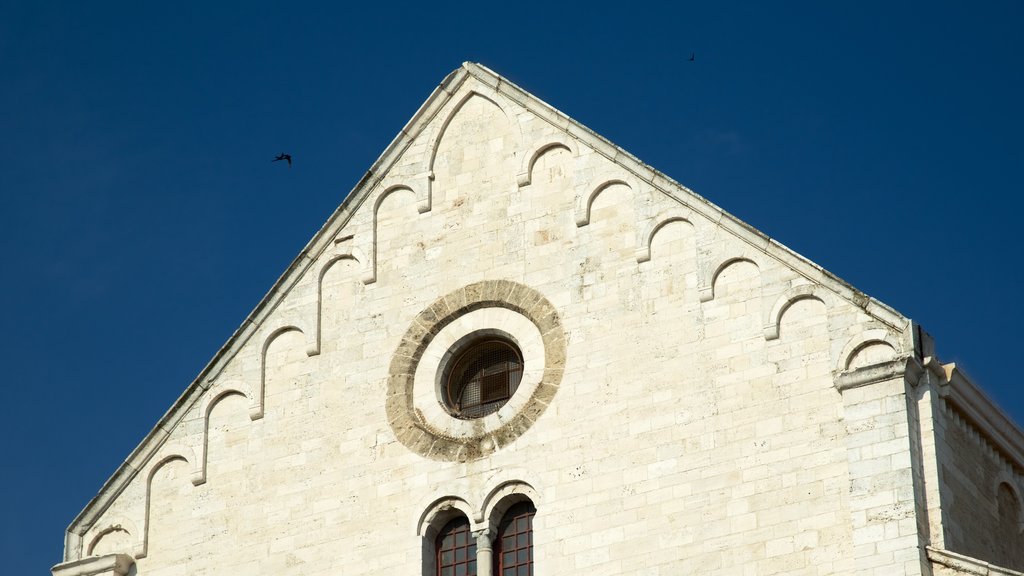 Basílica de San Nicolás que incluye aspectos religiosos, una iglesia o catedral y arquitectura patrimonial