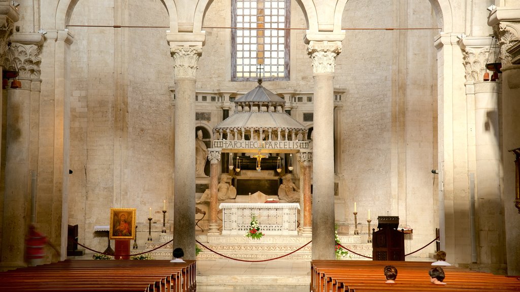 Basilica di San Nicola mostrando elementos religiosos, arquitetura de patrimônio e vistas internas