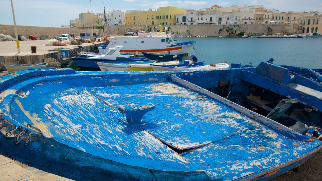 Puerto de Gallipoli que incluye vista general a la costa, un club náutico y una ciudad costera