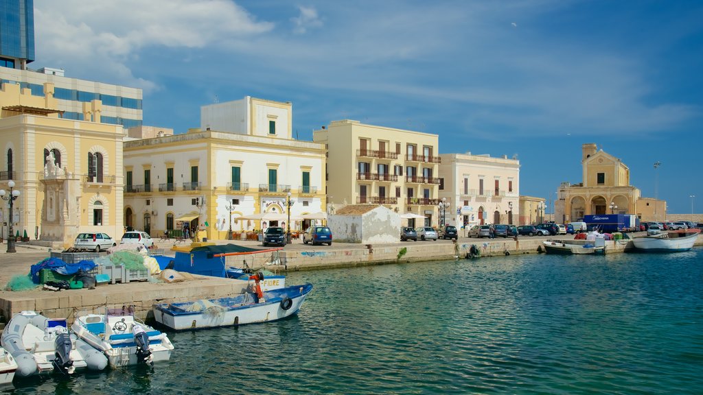 Porto de Gallipoli mostrando uma cidade litorânea, uma marina e paisagens litorâneas