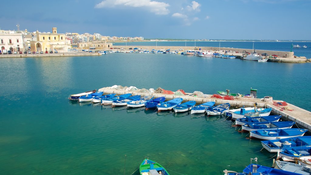 Puerto de Gallipoli que incluye una ciudad costera, una marina y vistas generales de la costa