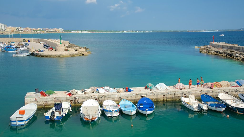 Porto de Gallipoli caracterizando uma marina e paisagens litorâneas