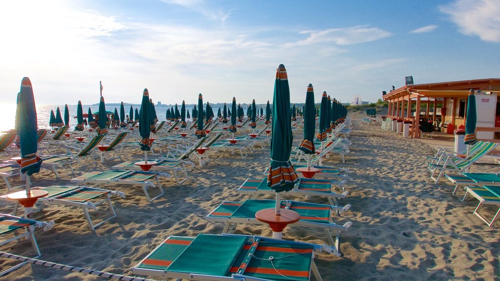 Playa Baia Verde que incluye una playa y un atardecer