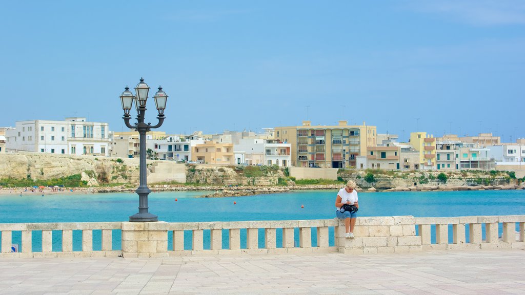 Camino a lo largo del mar de Otranto que incluye una ciudad costera