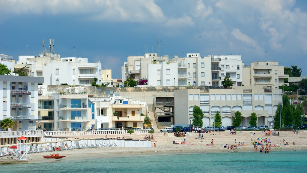 Zona portuária de Otranto mostrando uma cidade litorânea e uma praia