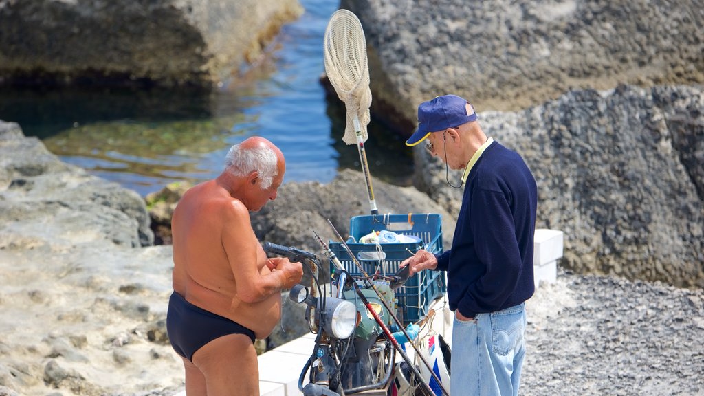 Waterkant van Otranto en ook een klein groepje mensen