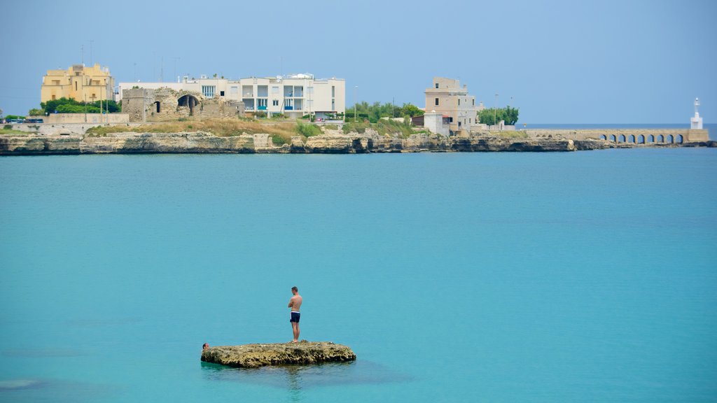 Waterkant van Otranto bevat een stad en algemene kustgezichten