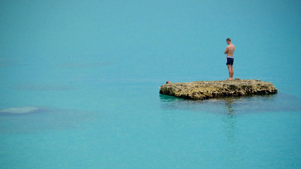 Front de mer d\'Otranto montrant images d’îles aussi bien que un homme seul