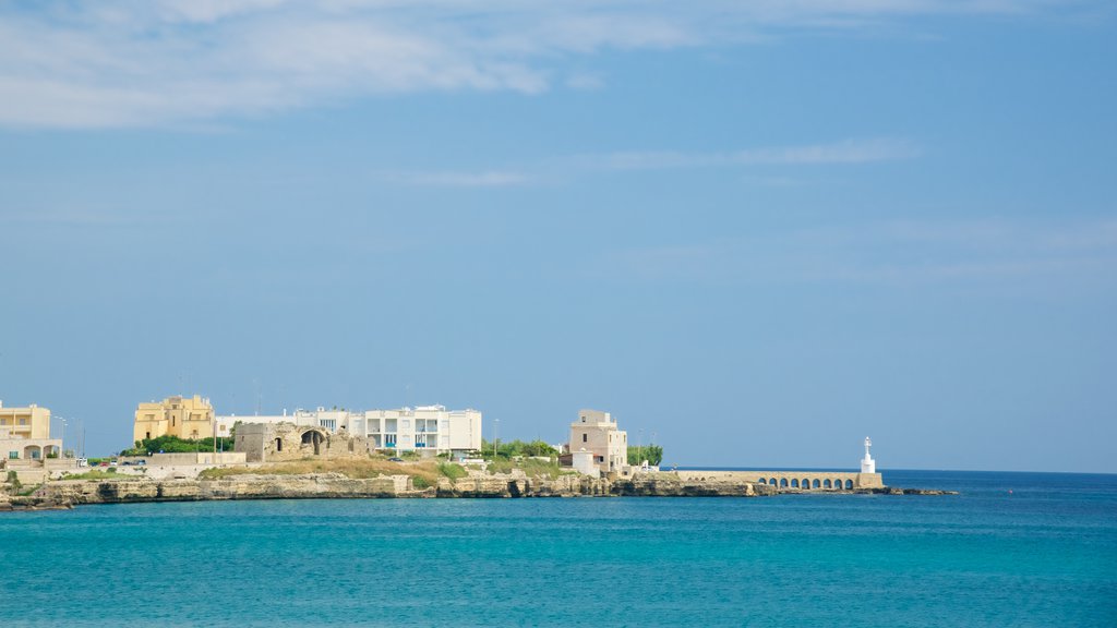 Camino a lo largo del mar de Otranto ofreciendo vista general a la costa y una ciudad