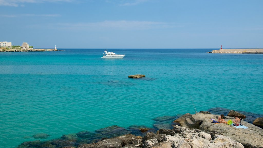 Waterkant van Otranto toont ruige kustlijn