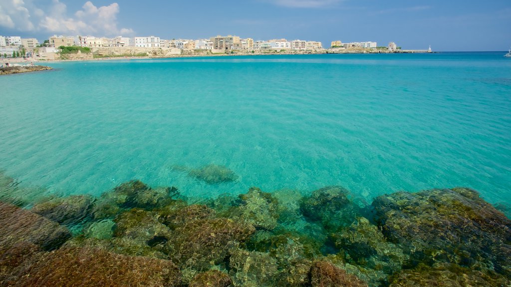 Camino a lo largo del mar de Otranto ofreciendo vistas generales de la costa y una ciudad