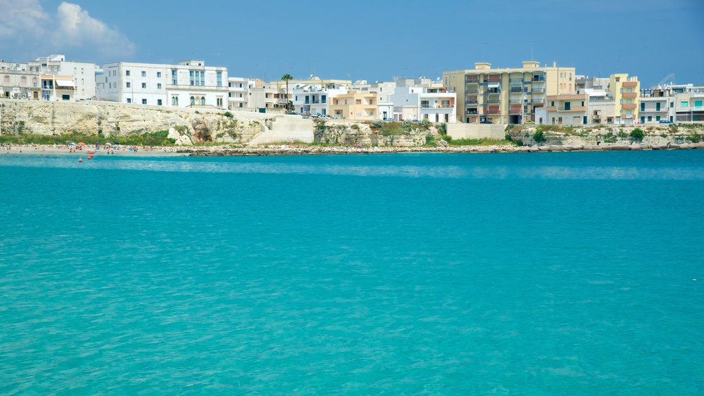 Camino a lo largo del mar de Otranto que incluye vistas generales de la costa y una ciudad