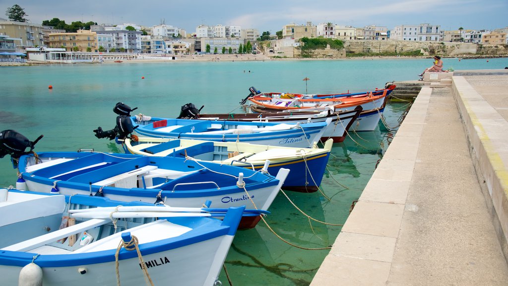 Waterkant van Otranto toont een baai of haven