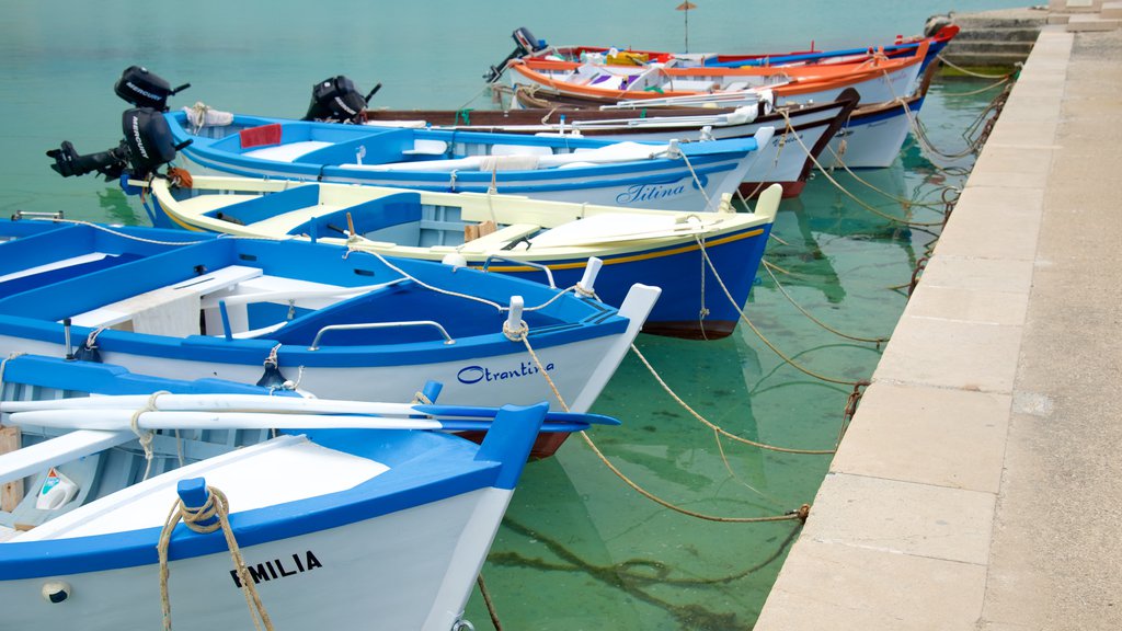 Waterkant van Otranto toont een baai of haven