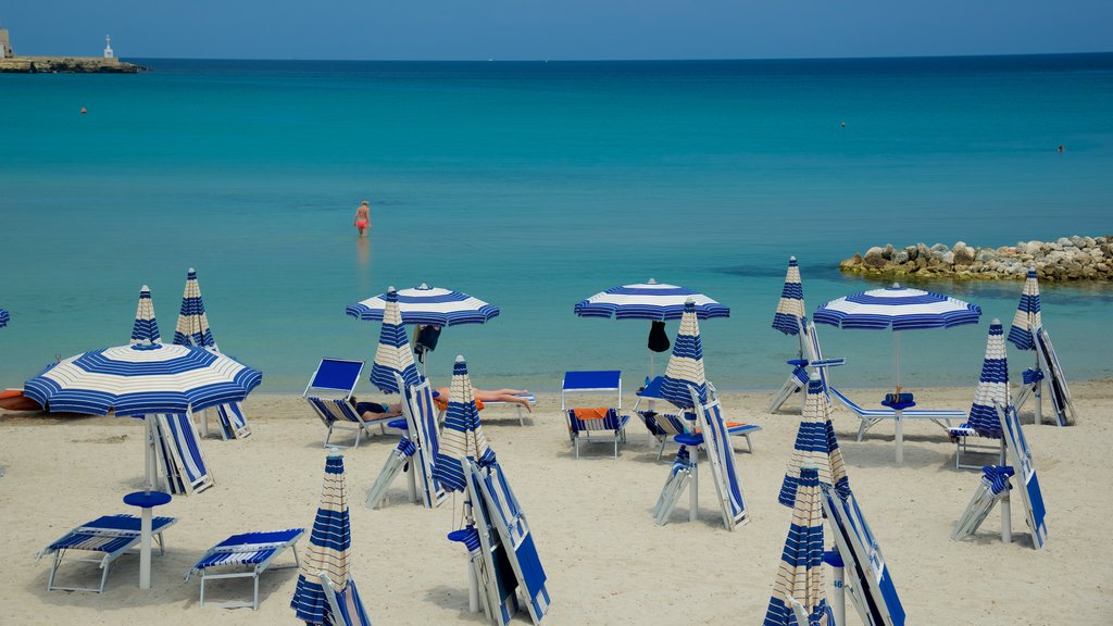 Waterkant van Otranto bevat een strand en algemene kustgezichten