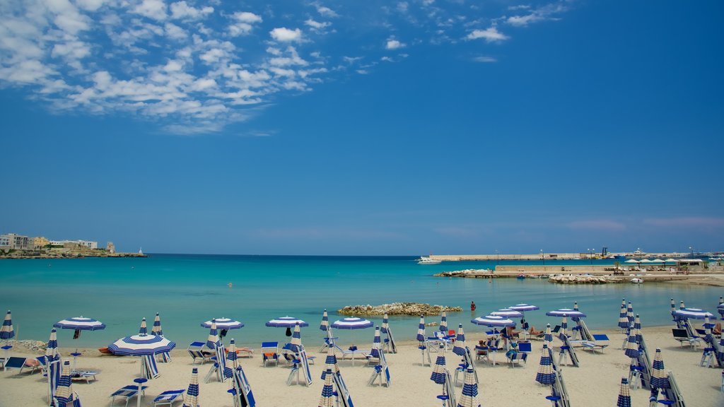 Zona portuária de Otranto mostrando paisagens litorâneas e uma praia de areia