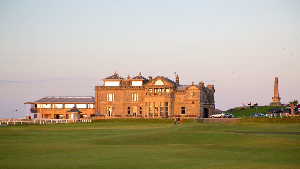 St. Andrew Links mostrando arquitetura de patrimônio, golfe e um pôr do sol