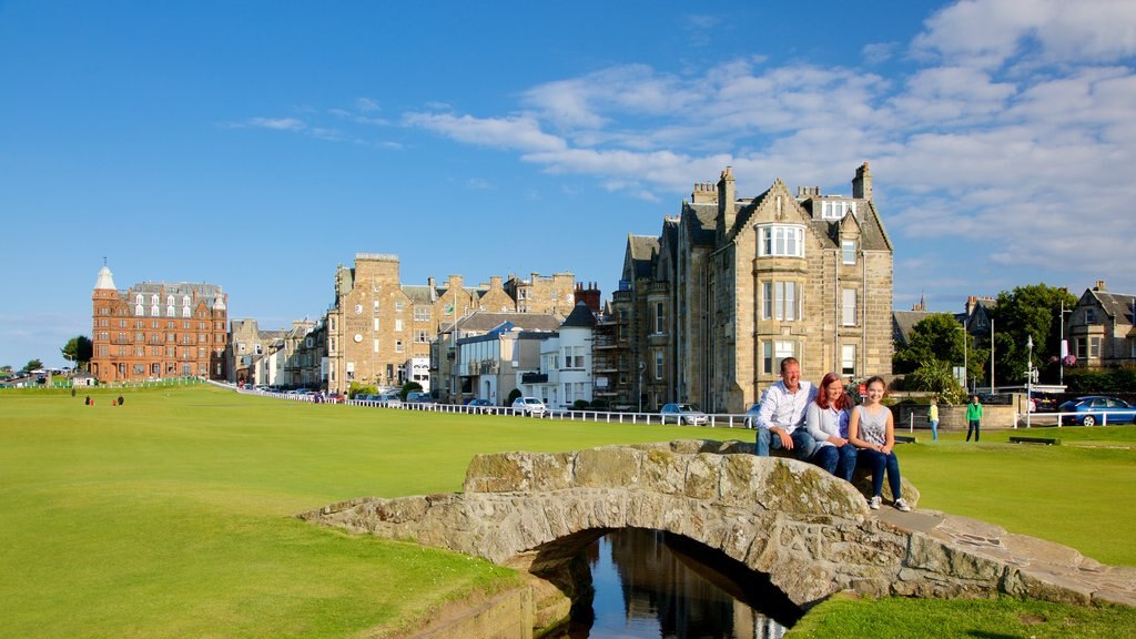 St Andrew Links montrant golf et architecture patrimoniale aussi bien que une famille