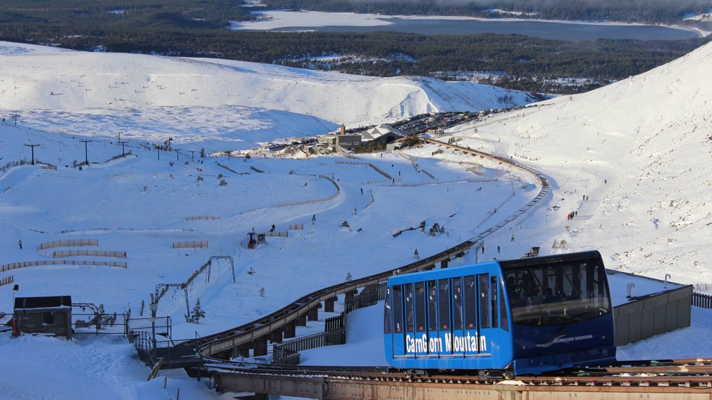 Cairngorm Ski Resort mostrando itens de ferrovia e neve