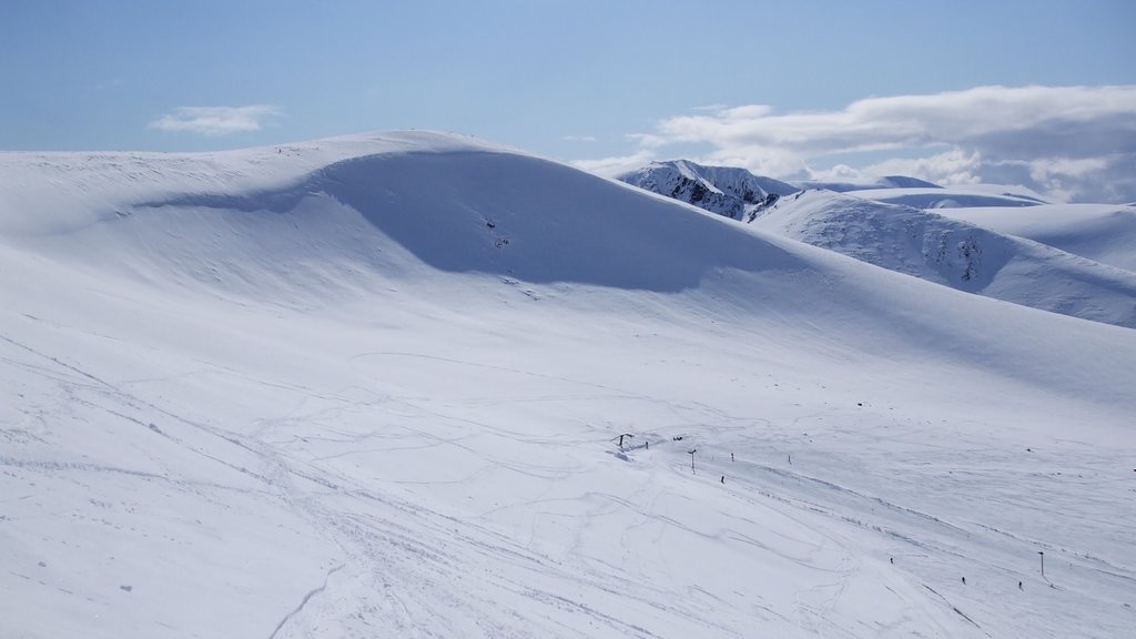 Cairngorm Ski Resort showing mountains and snow