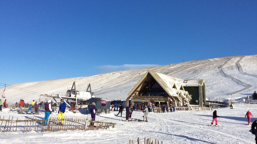 Complejo de ski Lecht que incluye una góndola y nieve