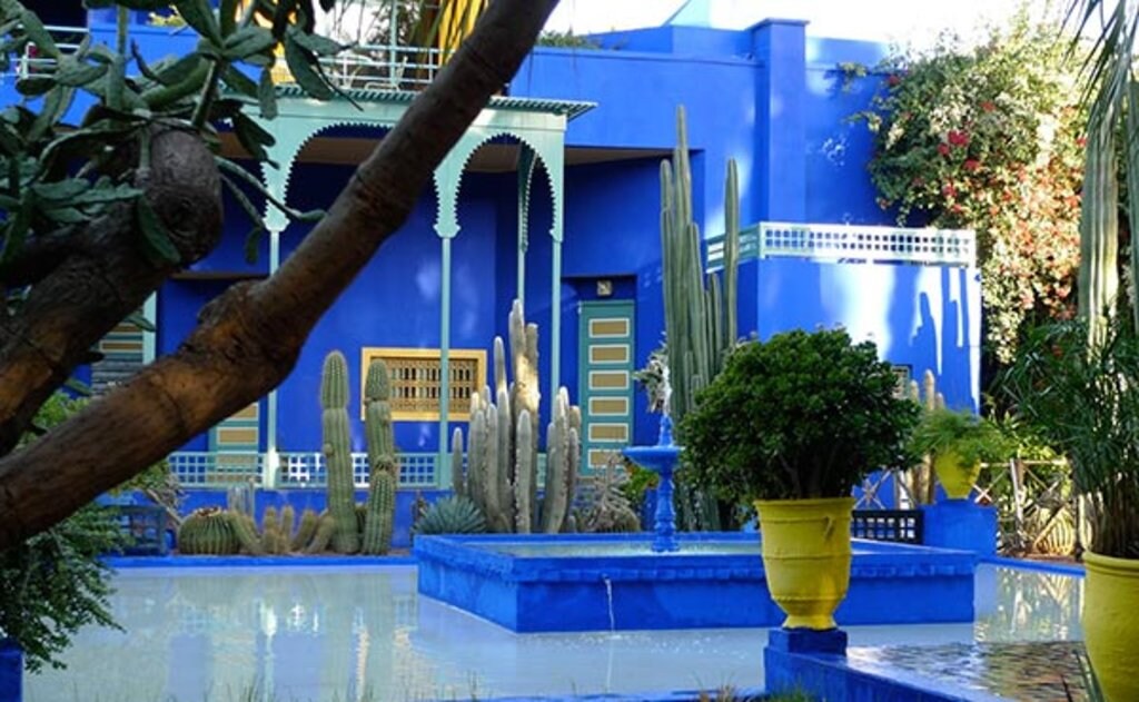 Grüne Oase mit Blautupfern: der Garten "Jardin Majorelle". © Nele Altenburg