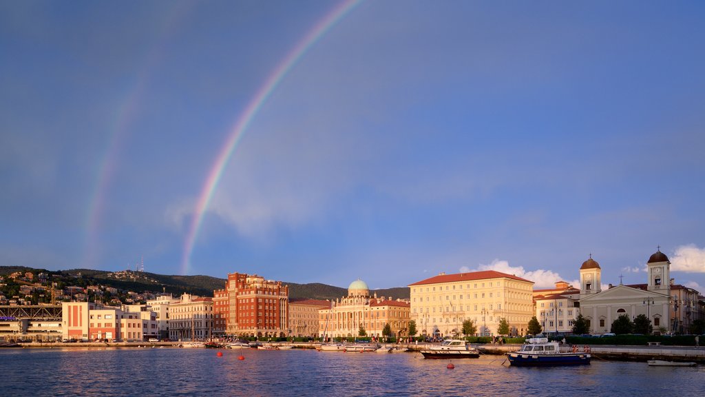 Trieste som omfatter historiske bygningsværker, udsigt over kystområde og en solnedgang