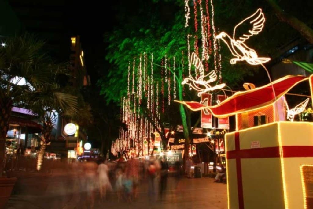 Die Orchard Road in Singapur verwandelt sich jedes Jahr zu Weihnachten in ein farbenprächtiges Lichtermeer.