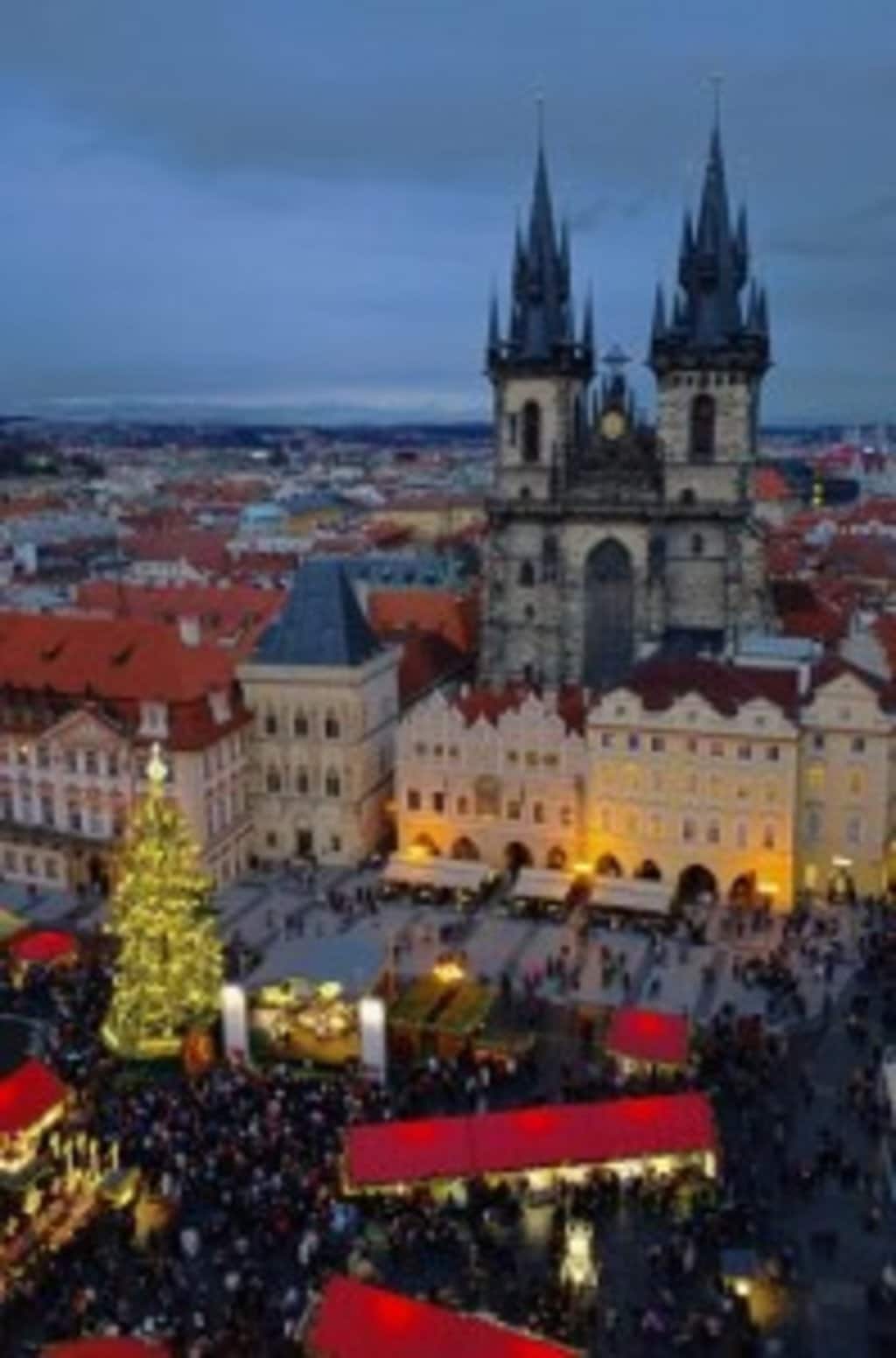 Einer der schönsten und größten Weihnachtsmärkte der Welt findet sich in Prag.