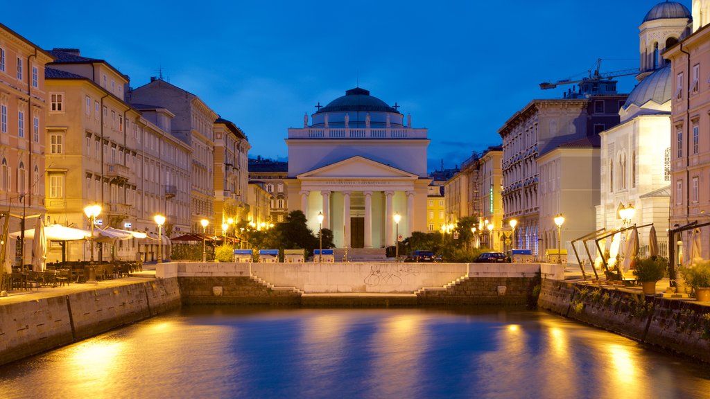 Trieste mostrando patrimonio de arquitectura, escenas nocturnas y un estanque