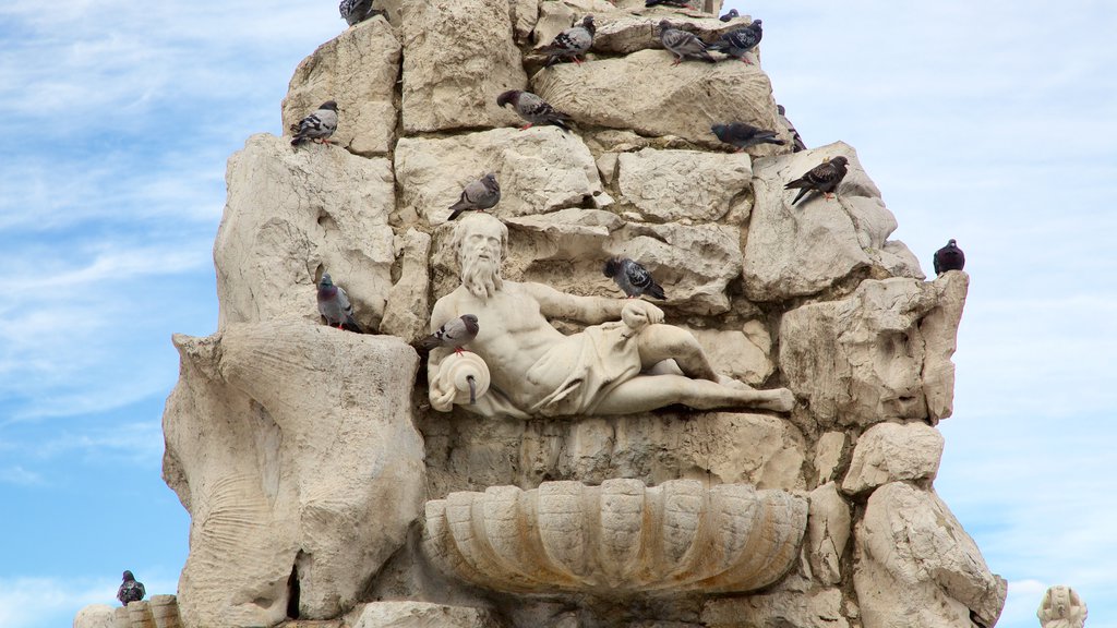 Piazza dell\'Unita que inclui arquitetura de patrimônio e uma estátua ou escultura