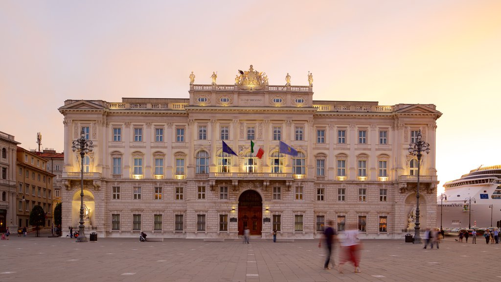 Piazza dell\'Unita ofreciendo una plaza, un edificio administrativo y un atardecer