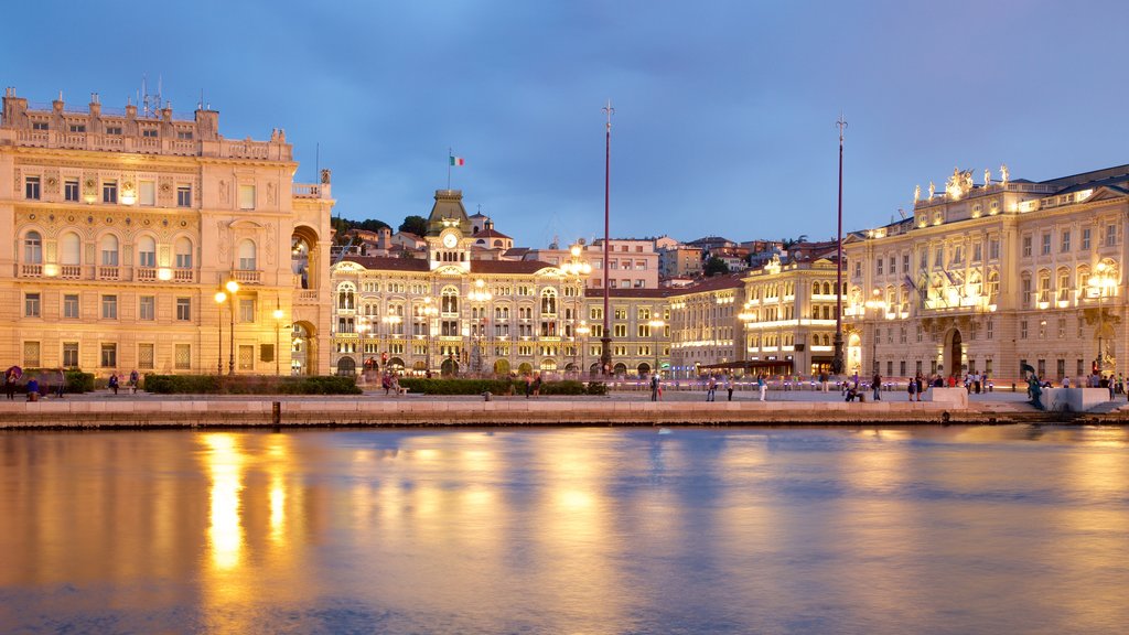 Piazza dell\'Unita showing an administrative buidling, general coastal views and heritage architecture