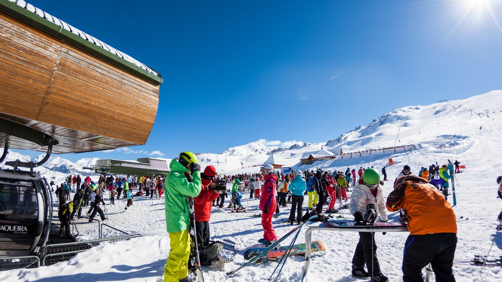 Baqueira Beret skidort presenterar snö och en gondola såväl som en stor grupp av människor