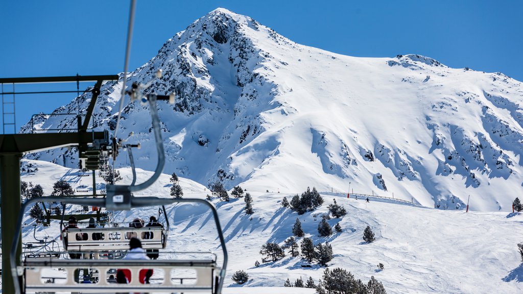 Estación de esquí de Baqueira Beret mostrando nieve, montañas y una góndola