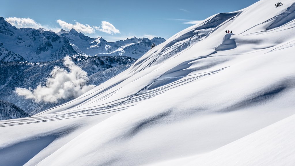 Baqueira Beret skidort presenterar berg och snö