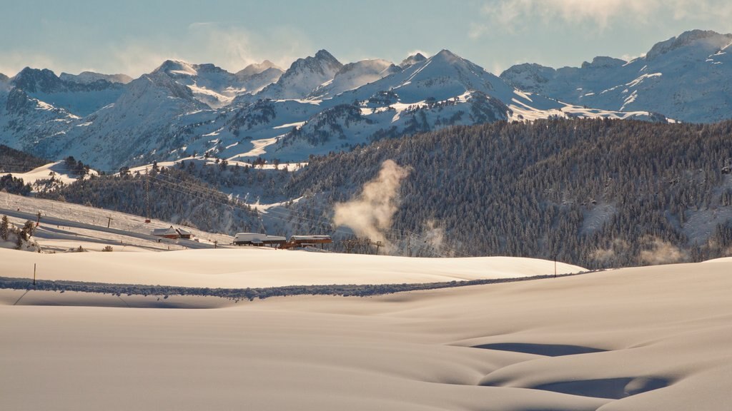 Wintersportplaats Baqueira Beret toont een zonsondergang en sneeuw