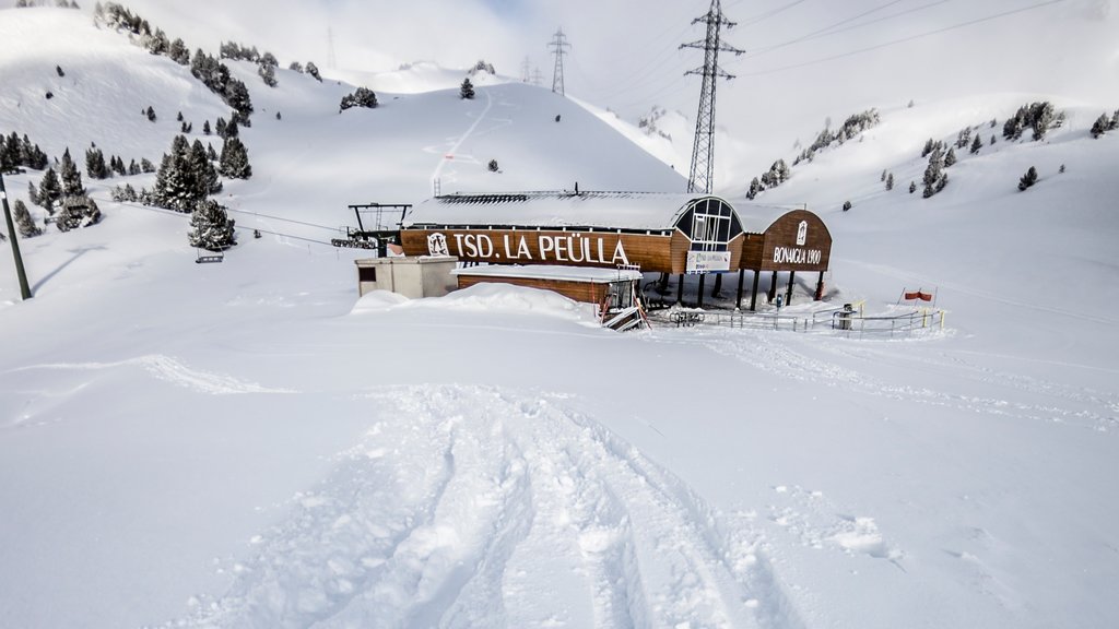 Estación de esquí de Baqueira Beret mostrando señalización y nieve