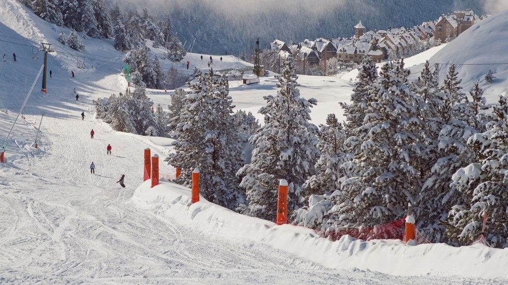 Baqueira Beret Ski Resort showing snow